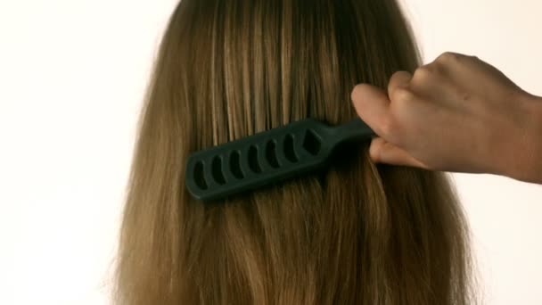 Linda loira escovando o cabelo — Vídeo de Stock