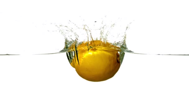 Lemon plunging into water — Stock Video