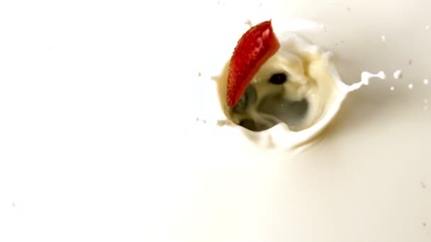 Beeren fallen in Glas mit Milch — Stockvideo