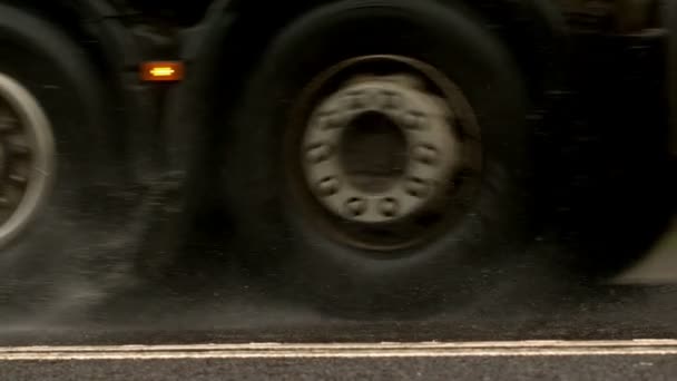 Тяжелый грузовик едет по мокрой дороге — стоковое видео