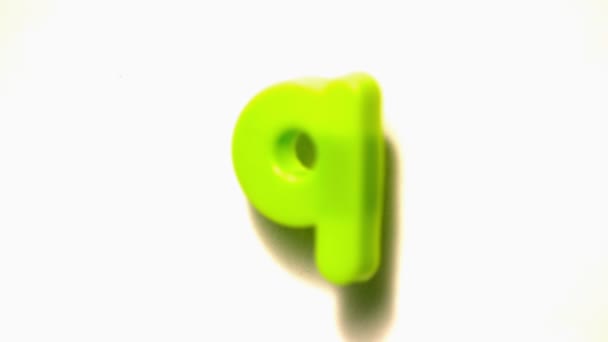 Zielona litera q unosząc — Wideo stockowe