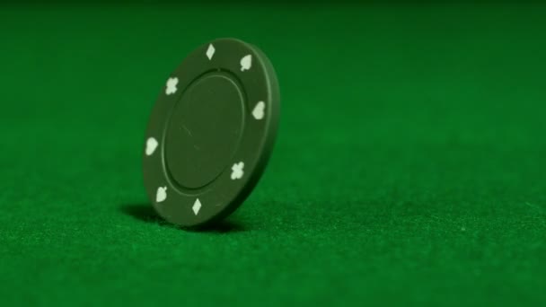 Green chip spinning on casino table — Stock Video