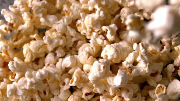 Salta popcorn hälla på mer — Stockvideo