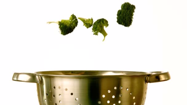 Broccoli falling into colander — Stock Video