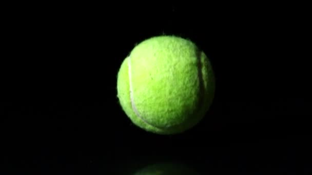 Tennisball fällt — Stockvideo