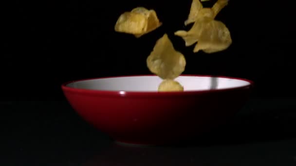 Chips fallen in Schüssel — Stockvideo