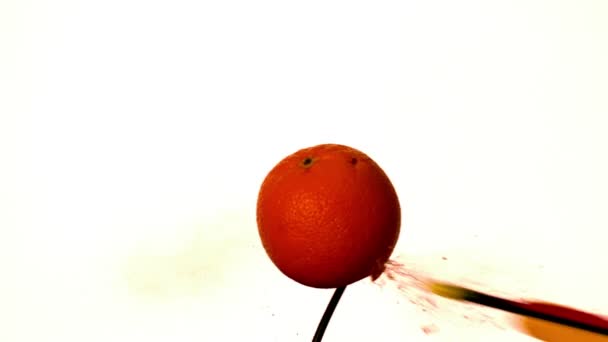 Nyíl forgatás keresztül narancs — Stock videók