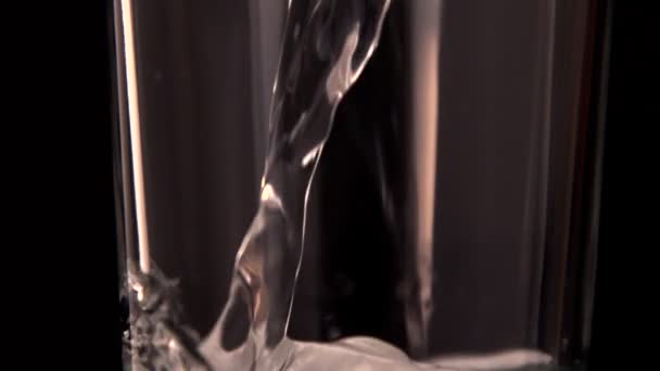 Water gieten in een glas — Stockvideo