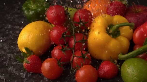 Lluvia de agua sobre frutas y verduras — Vídeos de Stock