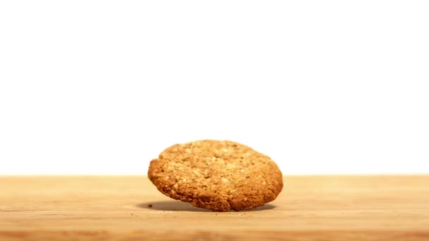 Печенье крутится на деревянном столе — стоковое видео