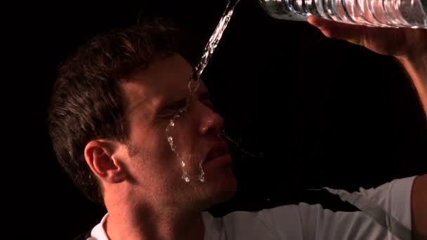 Спортсмен льет воду на голову — стоковое видео