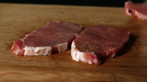 Côtelettes de porc assaisonnées — Video