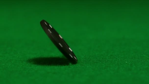 Zwarte chip spinnen op casino tafel — Stockvideo