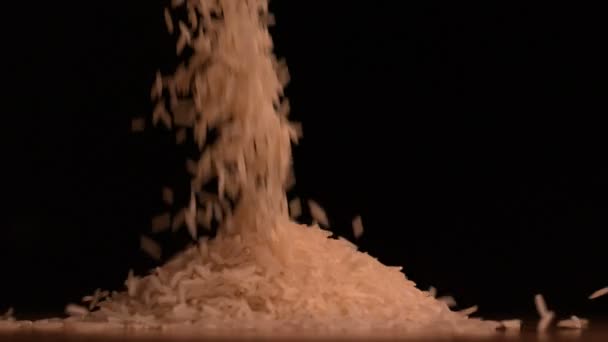 Arroz blanco vertiendo — Vídeo de stock