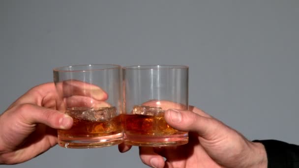 Los hombres tintineo vasos de whisky — Vídeo de stock