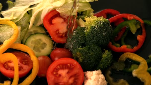 Wasser über frischen Salat gießen — Stockvideo
