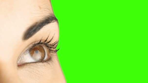 Mädchen mit braunen Augen blinzelt und schaut — Stockvideo
