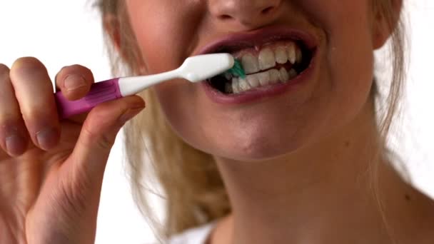 Mujer cepillándose los dientes — Vídeos de Stock