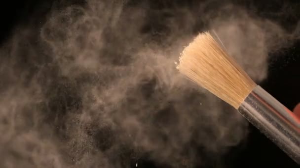 Femme secouant brosse de maquillage — Video