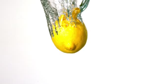 Lemon plunging into water — Stock Video