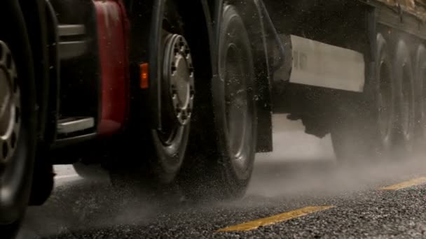 Ciężkie ciężarówki jazdy na mokrej drodze — Wideo stockowe
