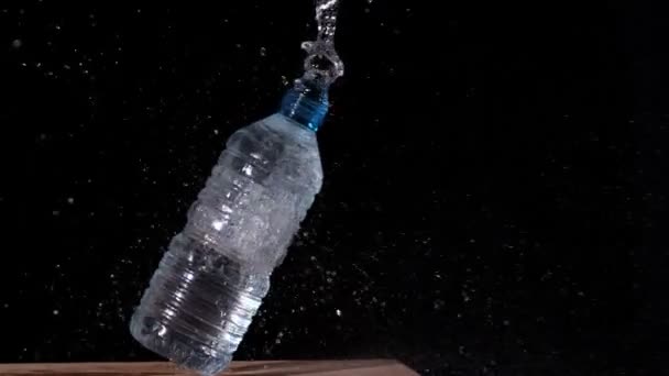 Seta disparando através de garrafa de plástico — Vídeo de Stock