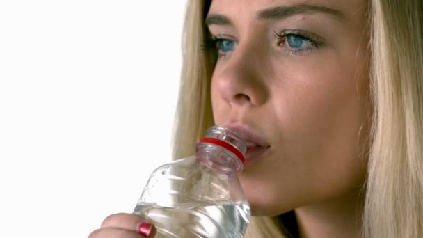 Blondine trinkt aus Wasserflasche — Stockvideo