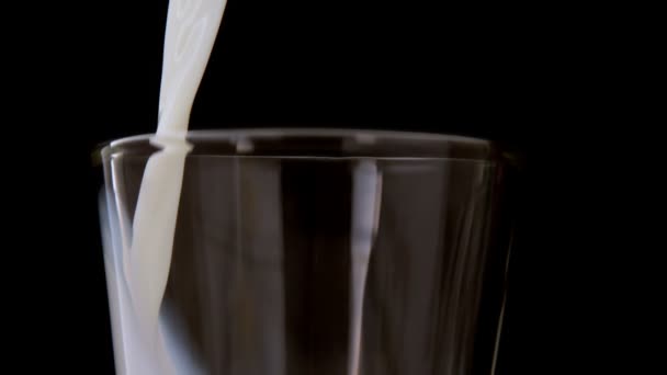 Leite derramando em um copo — Vídeo de Stock
