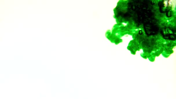 Tinta verde que despeja na água — Vídeo de Stock