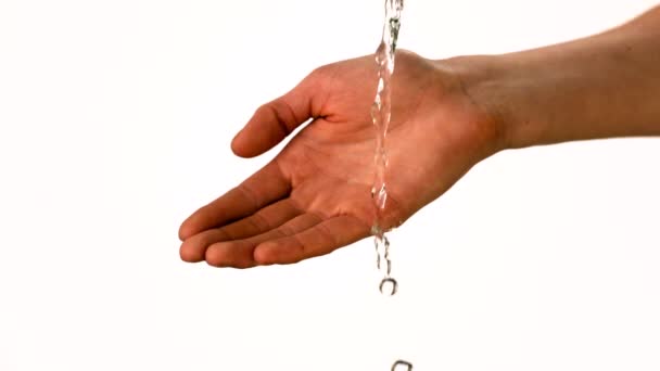 Agua que vierte sobre la mano femenina — Vídeo de stock