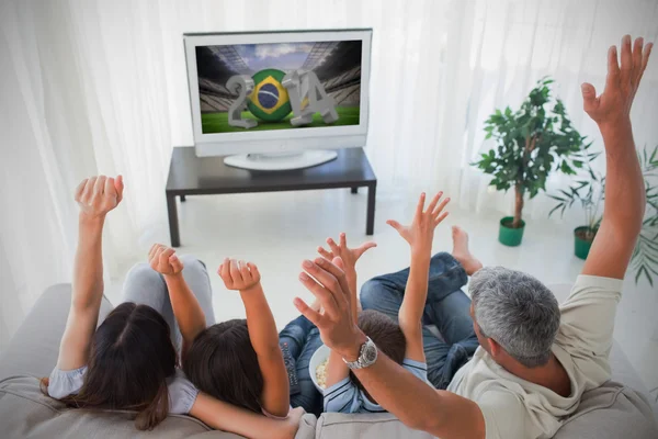 Familia animando y viendo la copa del mundo en casa — Foto de Stock