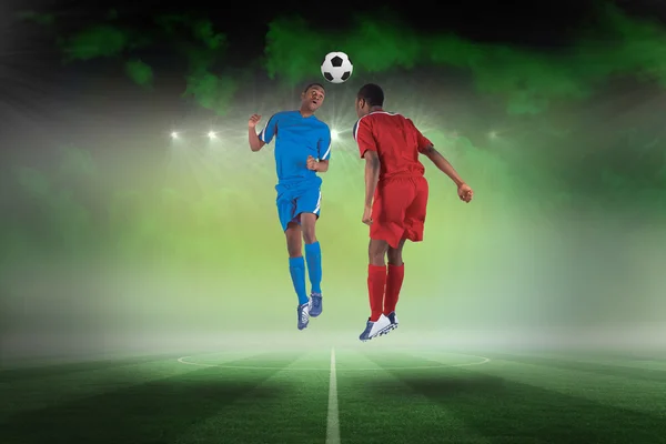 Immagine composita di giocatori di calcio che affrontano per la palla — Foto Stock