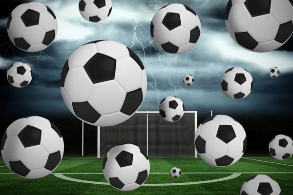 Bileşik görüntü siyah beyaz futbol topları — Stok fotoğraf