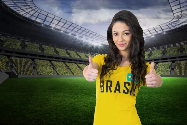 Pretty football fan in brasil tshirt — Stock Photo, Image