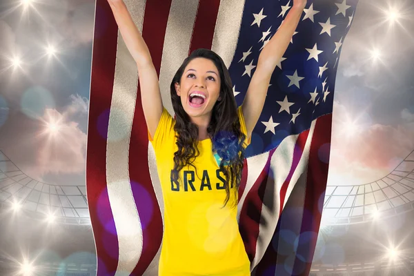 Glada fotbollsfan i brasil tshirt håller flaggan — Stockfoto