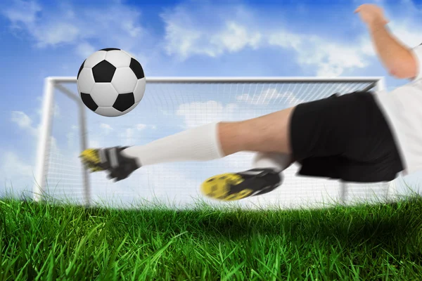 Football player kicking the ball — Stock Photo, Image