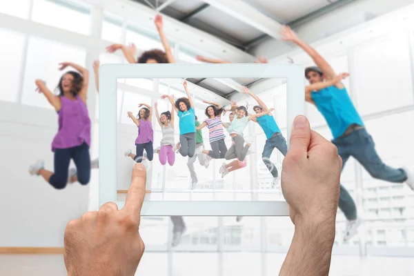 Mão segurando tablet pc mostrando classe de fitness — Fotografia de Stock