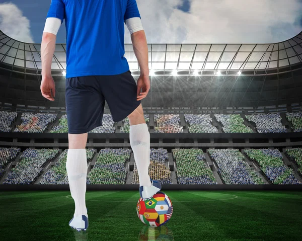 Sammansatt bild av fotbollsspelare står med flaggan bollen — Stockfoto