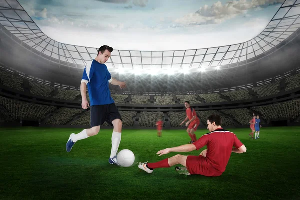 Giocatore di calcio in blu calci — Foto Stock
