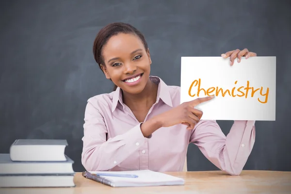 Feliz professor segurando página mostrando química — Fotografia de Stock