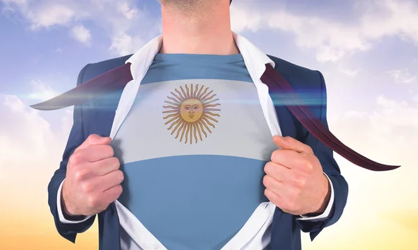 Бизнесмен открывает рубашку, чтобы показать Аргентину — стоковое фото
