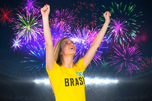 Emocionado fanático del fútbol en camiseta brasil — Foto de Stock