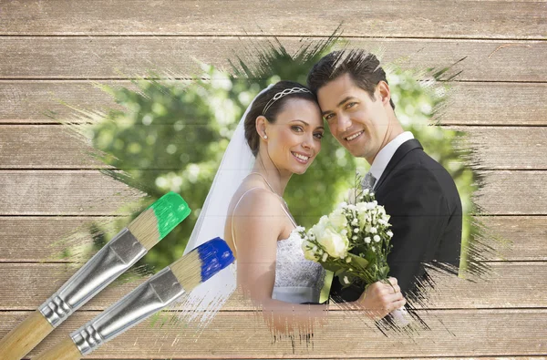 Recién casados sonriendo a la cámara —  Fotos de Stock