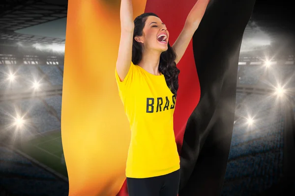 Složený obraz vzrušený fotbalový fanoušek brasil tričko hospodářství — Stock fotografie