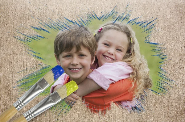 Složený obraz sourozenec usmívající se v parku — Stock fotografie