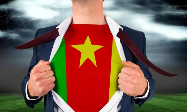 Camiseta de apertura hombre de negocios para revelar bandera de camerún —  Fotos de Stock
