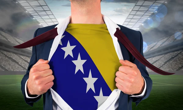 Chemise d'ouverture homme d'affaires pour révéler le drapeau bosnia — Photo