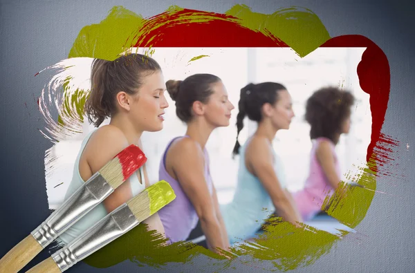 Obraz kompozytowy klasy jogi w siłowni — Zdjęcie stockowe