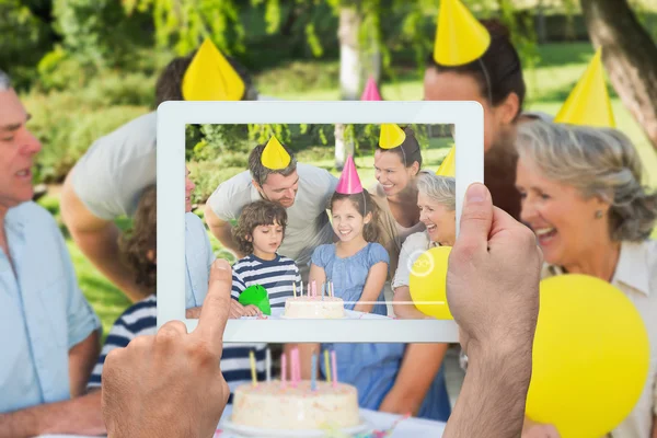 Ruka držící tablet pc ukazuje rodina — Stock fotografie