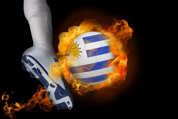 Fotbollsspelare sparkar flammande uruguay boll — Stockfoto